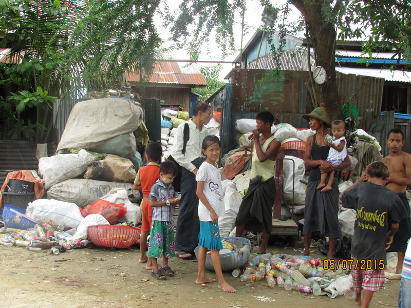 Die Müllsammelstelle des Viertels: Hier liefern die Kinder die gesammelten Plastikflaschen ab und können sich damit etwa 1 EUR pro Tag dazuverdienen. 