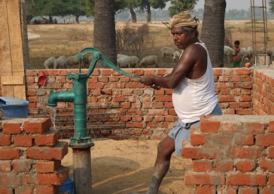 Für-eine-Wasserversorgung-in-der-neuen-Schule-ist-gesorgt-400×284