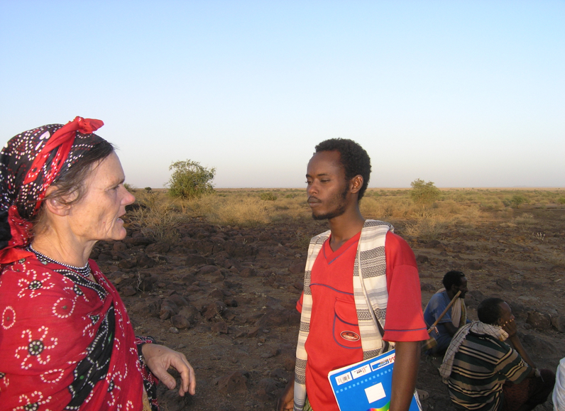 Valerie Browning - unsere lokale Partnerin, im Gespräch mit einem unserer Alphabetisierungslehrer Äthiopien, AFAR, Impressionen