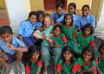 Siegi-unter-ihren-SchülerInnen-400×284