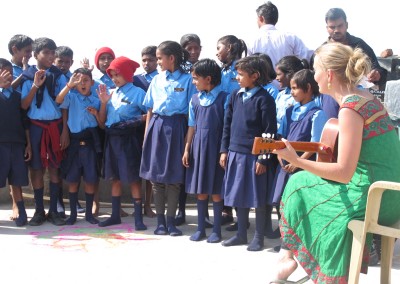 Unsere-Volontärin-Sieglinde-beim-gemeinsamen-musizieren-mit-unseren-SchülerInnen-400×284