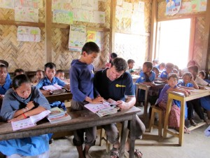 Chittagong, der Schulinspektor kontrolliert das Lesevermögen
