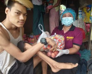 Verteilung von Hilfspaketen in Myanmar