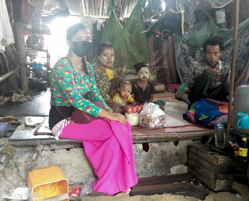 Familie im Slum von Yangon bei der Osterverteilung