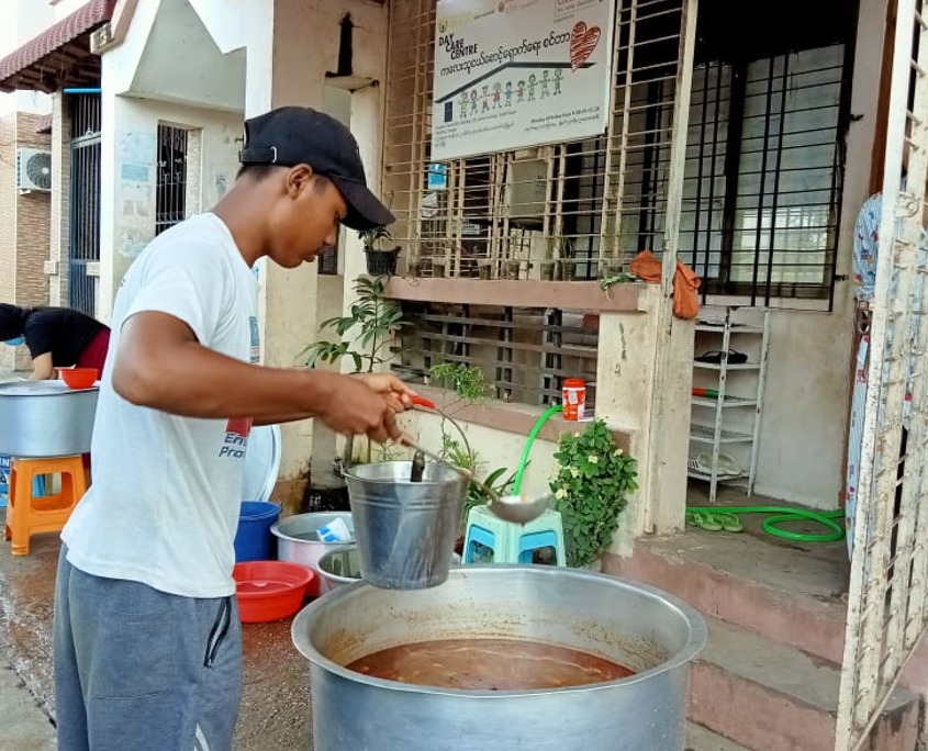 SONNE-International in Myanmar, Lebensmittelverteilung im DayCareCenter