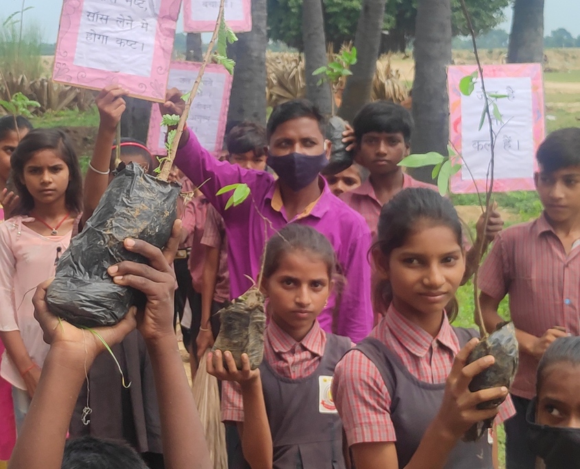 Schulkinder pflanzen Bäume, um die Umwelt zu erhalten