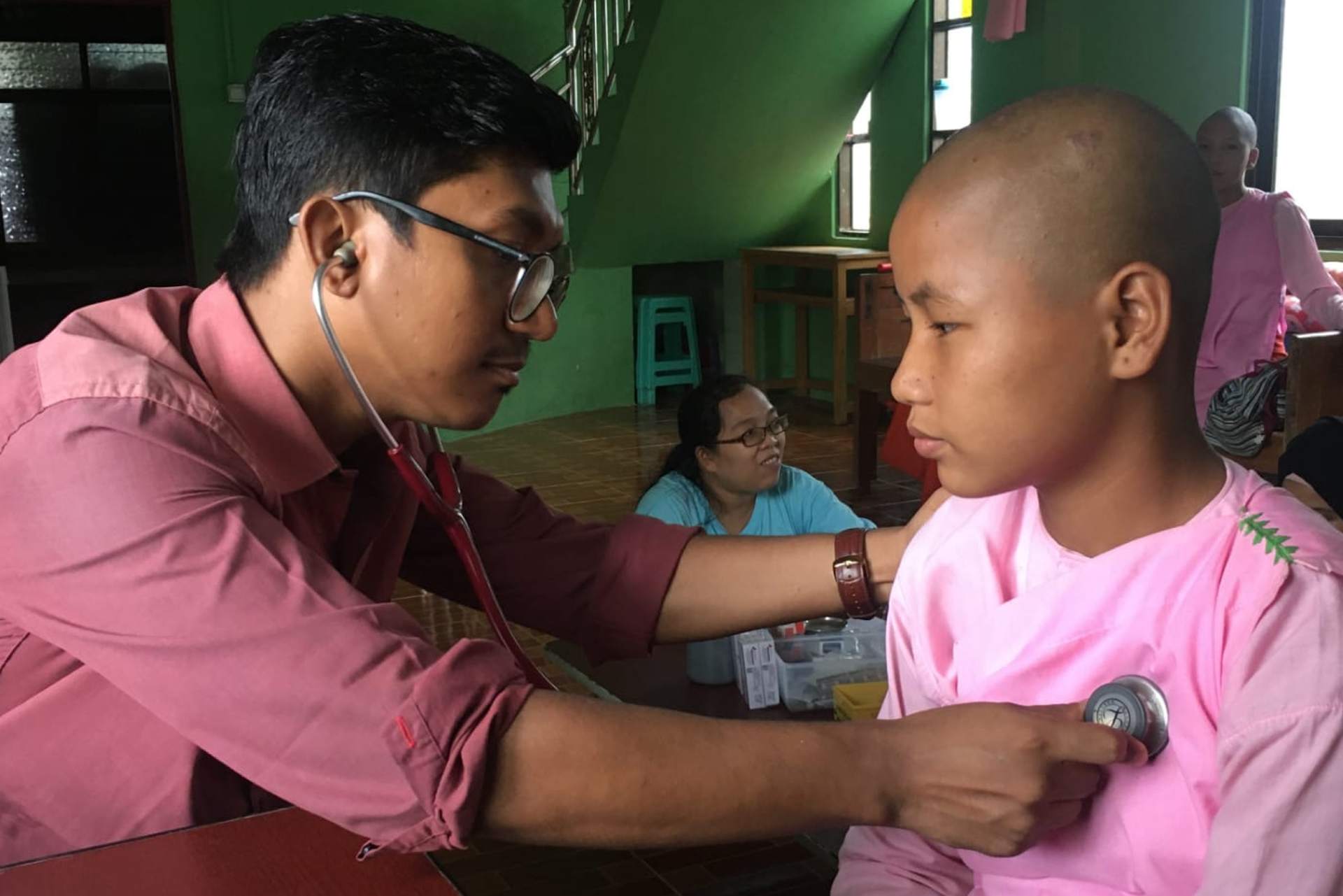 Gesundenuntersuchung im Nonnenkloster, Mobile Gesundheitsversorgung in Myanmar