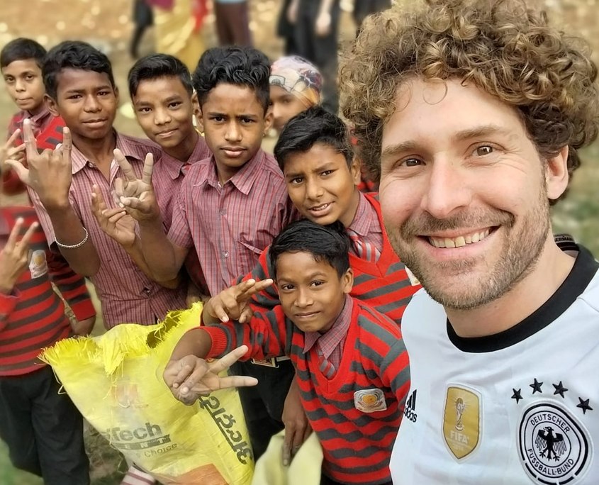 John beim Müllsammeln mit indischen Schulkindern