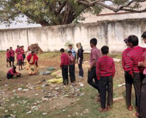 Schulkinder nehmen tragen beim Müllsammeln zur zur Erhaltung der Umwelt bei
