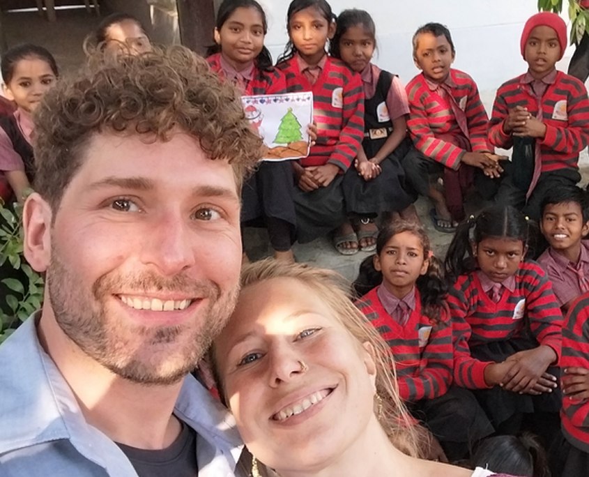 Esther und John am"heiligen Abend" mit den Kids in der SONNE-Schule.