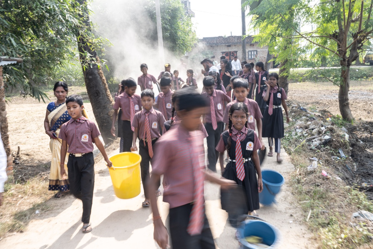 Die SONNE-Kinder am School Cleaning Day