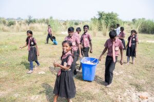 Müllsammeln während des Umweltschutzworkshops mit indischen Kindern