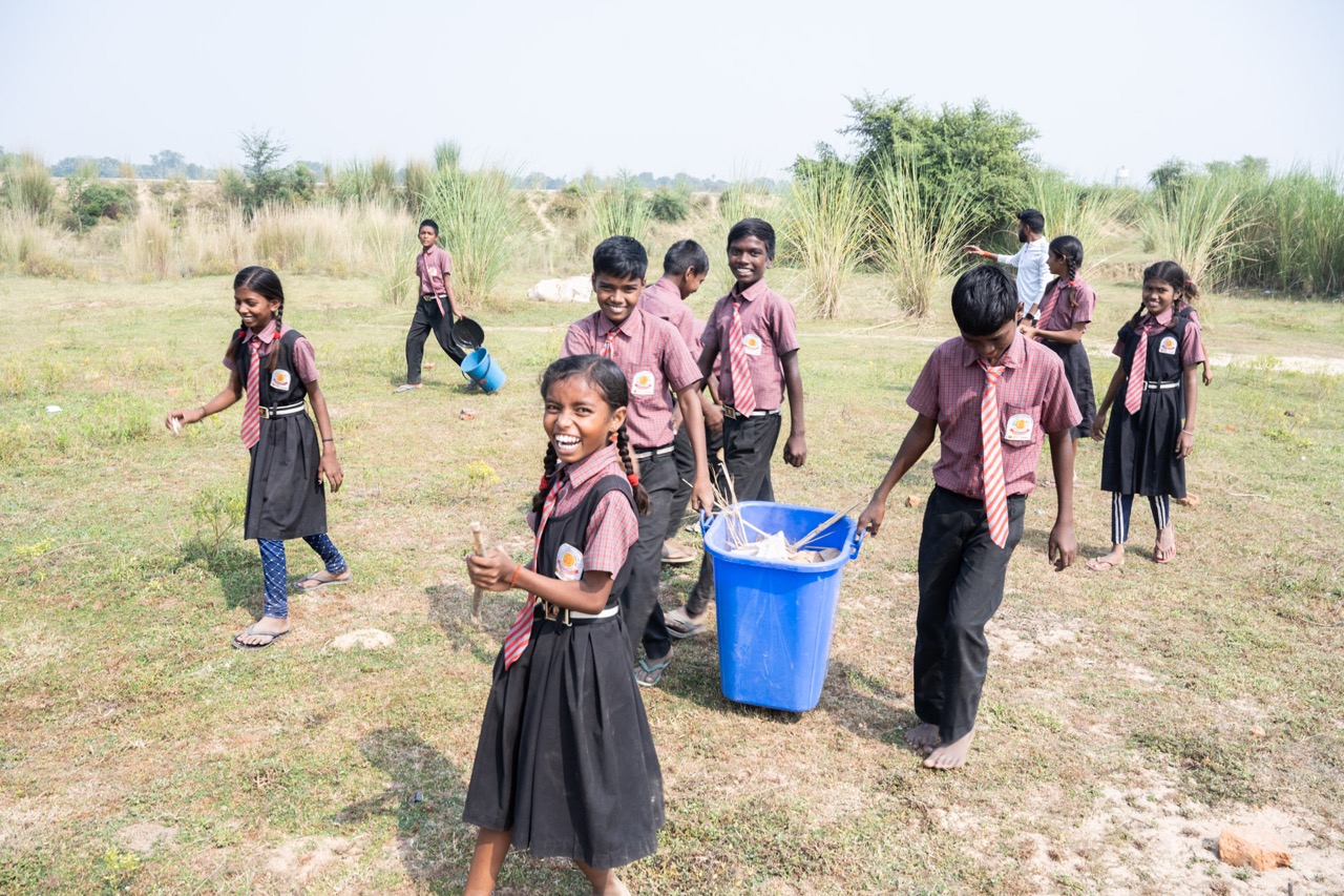 Müllsammeln während des Umweltschutzworkshops mit indischen Kindern
