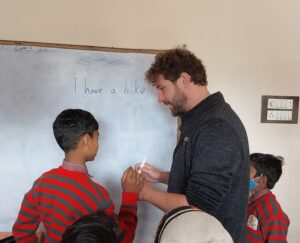 John mit SONNE-Schülern beim Englischunterricht