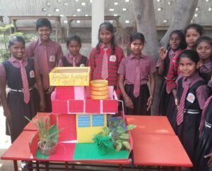 Indischen Kinder stellen ihr Umweltschutzprojekt vor