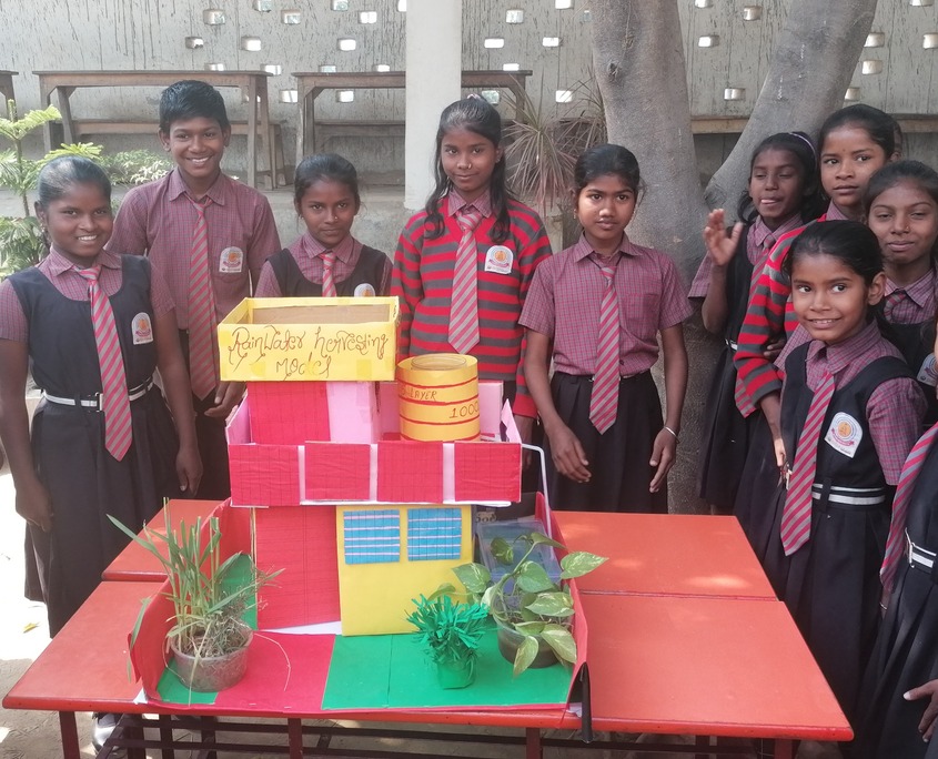 Indischen Kinder stellen ihr Umweltschutzprojekt vor