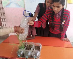 Schulkinder nehmen an Aktivitäten zur Erhaltung der Umwelt teil