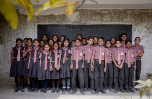 Indische Kinder vor der SONNE-Schule in Bhasadi