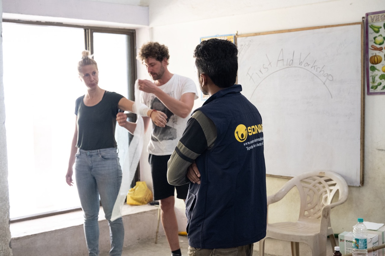 Esther und John unterrichten Erste Hilfe in Bihar.