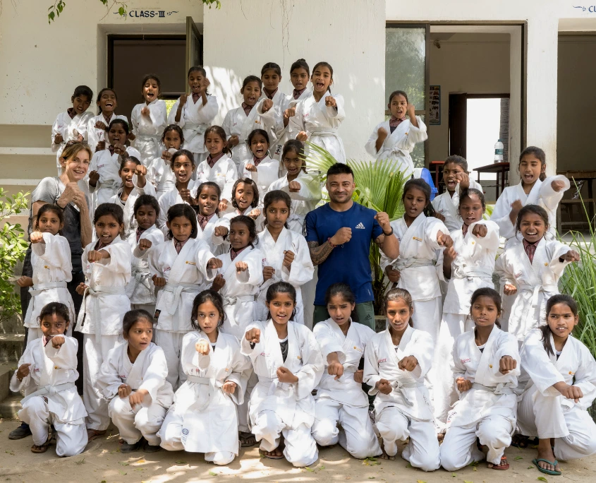 Herzliche Dankesgrüße aus Indien: Die Karate-Mädchen zeigen ihre Freude über eure Unterstützung