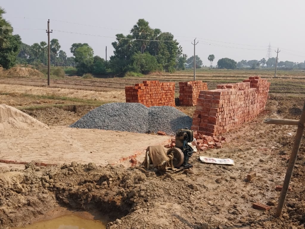 SONNE Gesundheitsstation Bihar Baugrund und Material