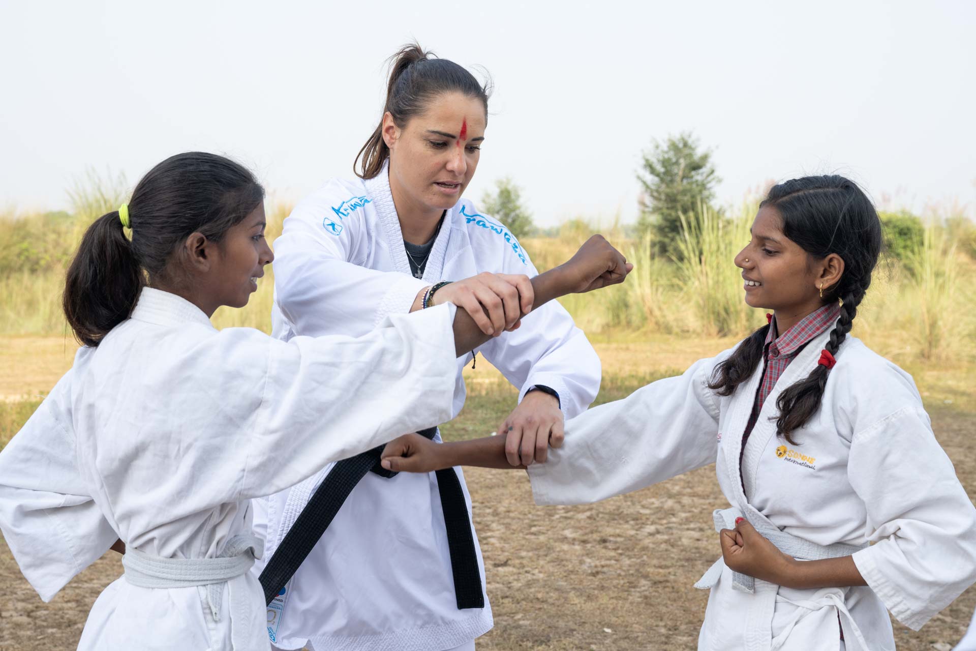 Der Weg zur Selbstverteidigung: Kinder lernen in SONNE-Karatekursen nicht nur Kampfkunst, sondern auch Teamgeist.