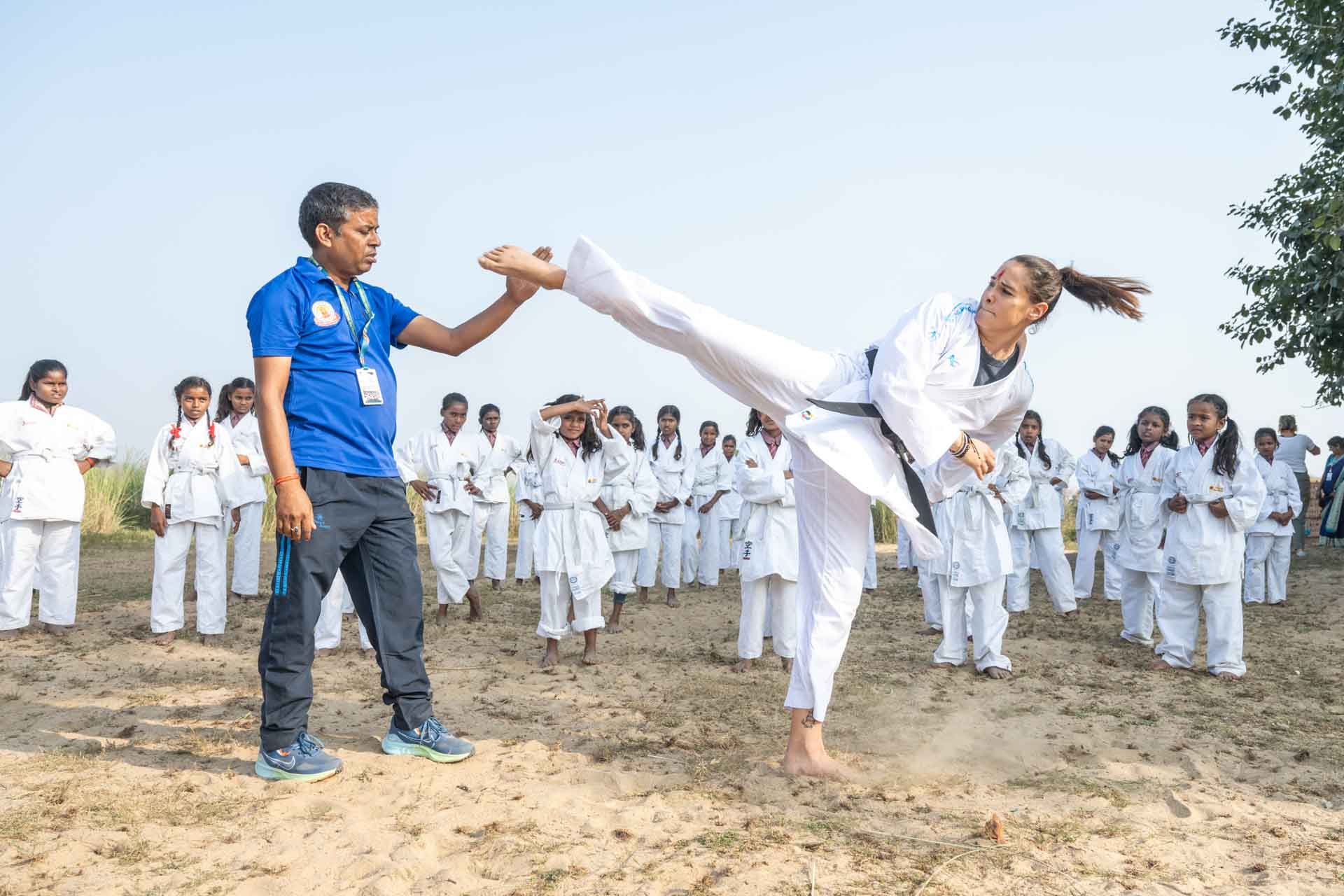 Alisa Buchinger beim Training in Indien