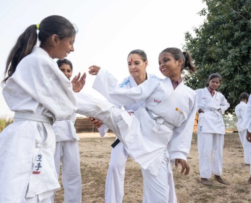 Alisa Buchinger und die Karate Girls