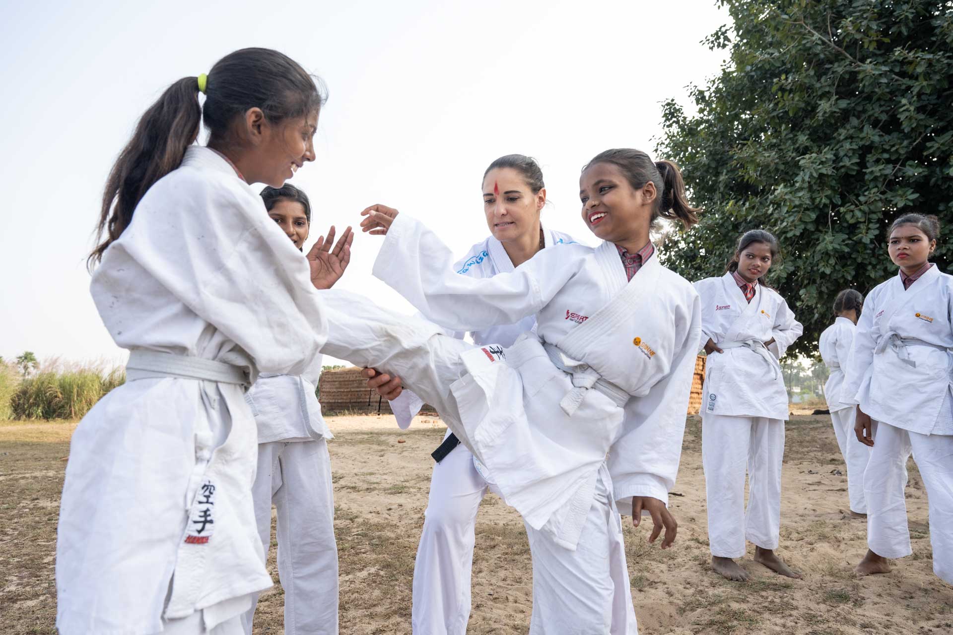 Alisa Buchinger und die Karate Girls