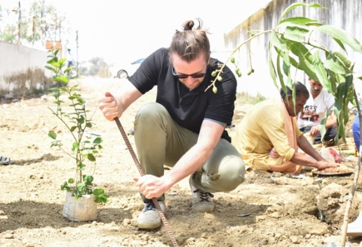 Pädagogischer Schulgarten Armin legt hand an