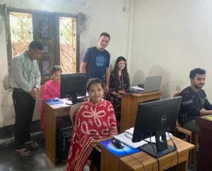 Schülerinnen und Schüler in der Computerklasse der SONNE-Schule