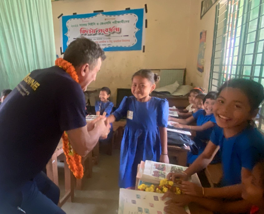 Erfried mit Schülerinnen und Schüler in einer Klasse der SONNE-Schule