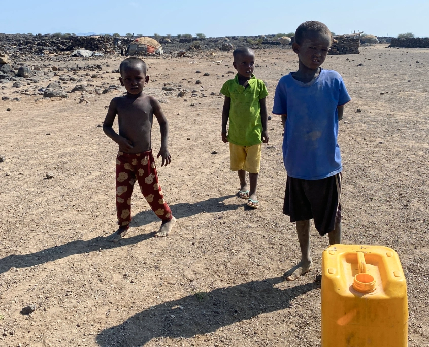 Kinder in Äthiopien auf der Suche nach sauberem Trinkwasser