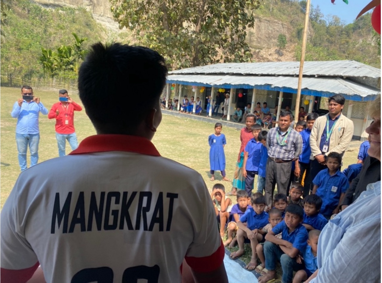 Vor einer SONNE-Schule in Bangladesch