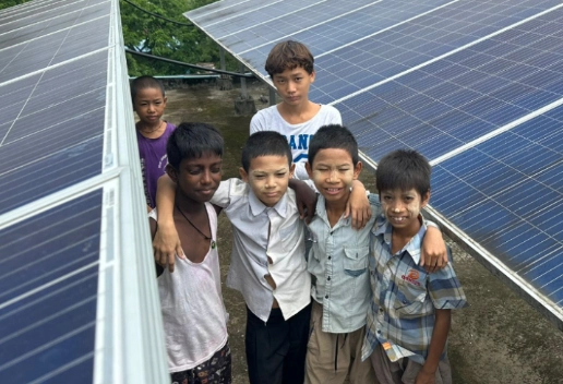 Kinder bei den Solarpanel System Myanmar