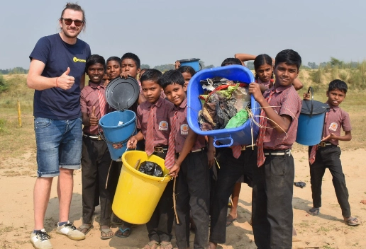 Armin beim Müllsammeln