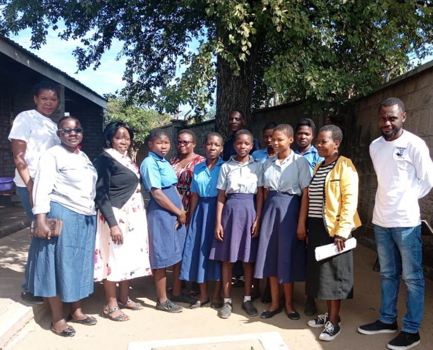 SONNE-Schülerinnen und unsere Partnerorganisation in Malawi