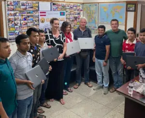 Übergabe der mitgebrachten Laptops in der SONNE-Schule in Bangladesch
