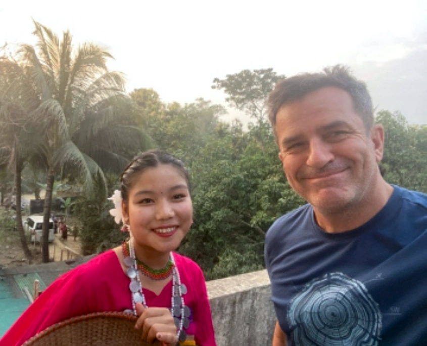 Erfried mit SONNE-Schülerin in Bangladesch