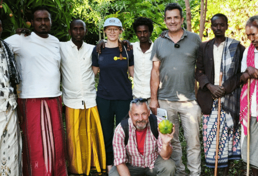Das Sonne Team Ulli Erfried, Stippe in Äthiopien Ein Gruppenbild bestehend aus den Teammitgliedern aus Österreich und der APDA sowie den Bewohnern des Dorfes