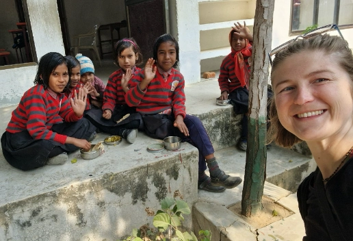 Nina in Indien_Beitragsbild 516×352 Nina und die SONNE-SchülerInnen am Schulhof