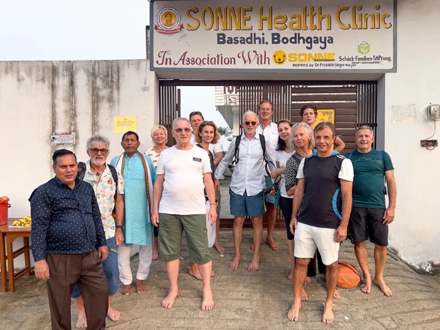 SONNE-Paten vor der Gesundheitsstation in Bihar