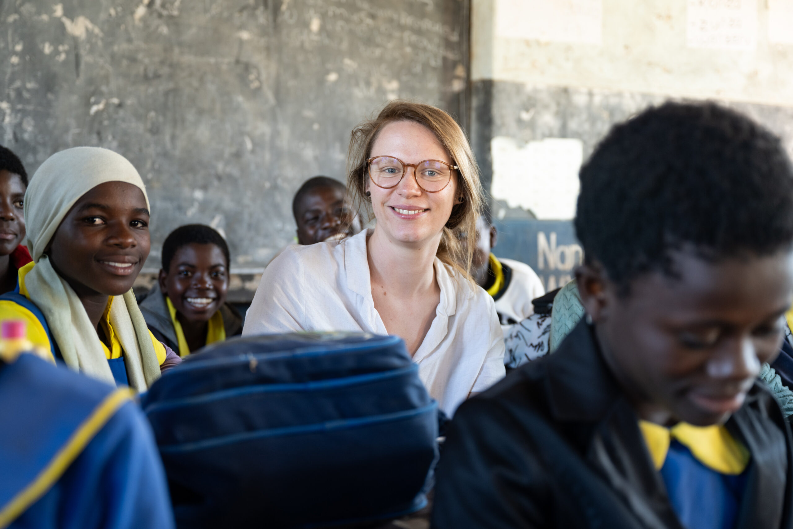 Ulli in Schulklasse, Malawi Projektleitung Ulli sitzt mit Mädchen in einer Schulklasse in Malawi