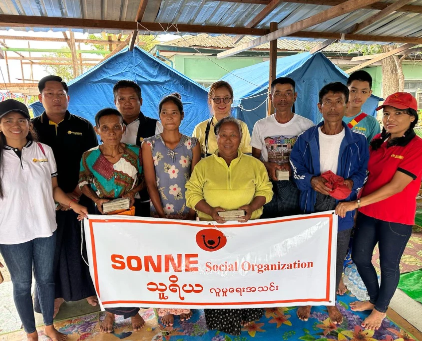 Das SONNE-Team bei der Hilfsaktion am Inle See
