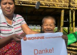 Familie mit Dankesschild