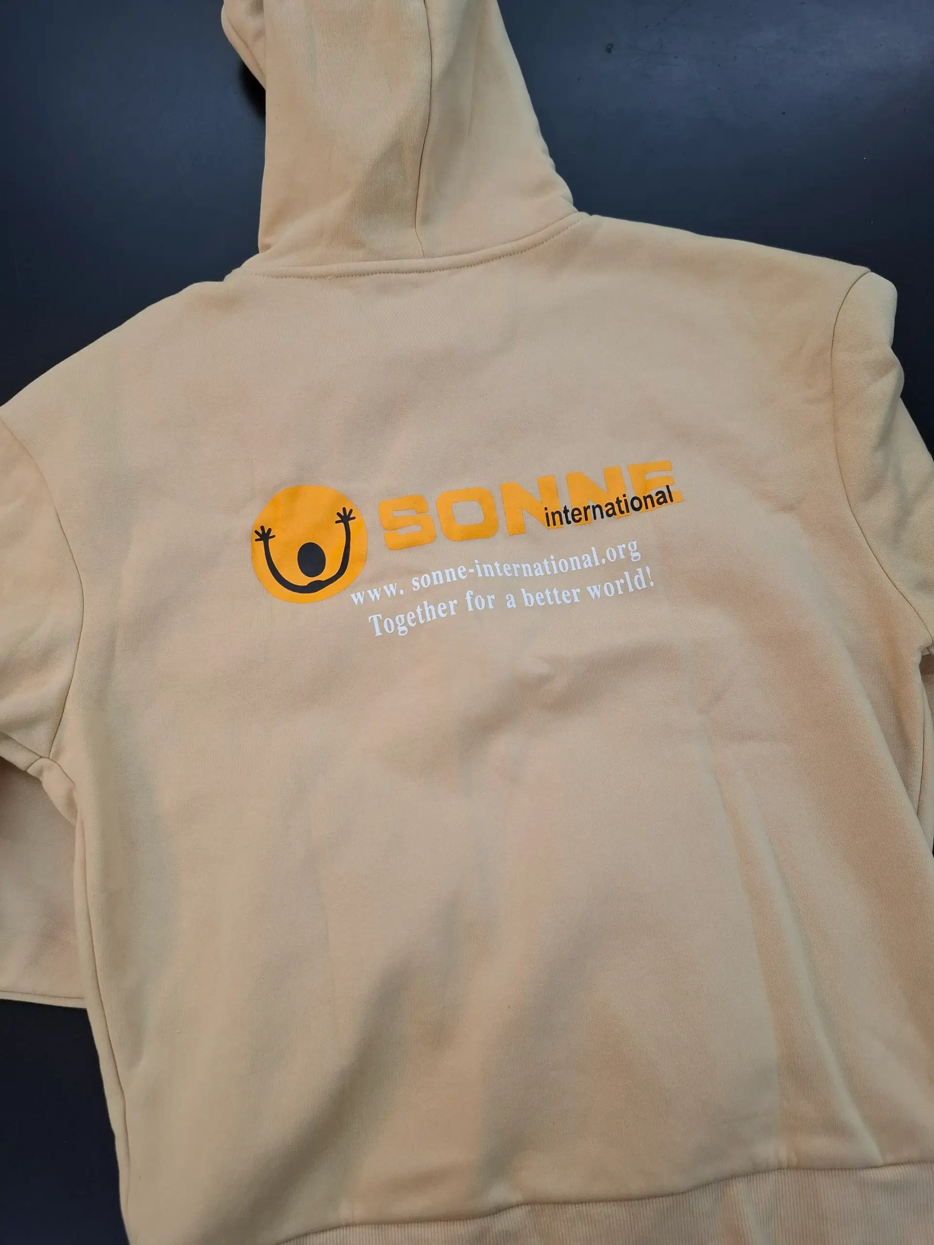 Hoody 1_Sozial Schenken Shop_c_SONNE-International 2025 Hoodie Rück