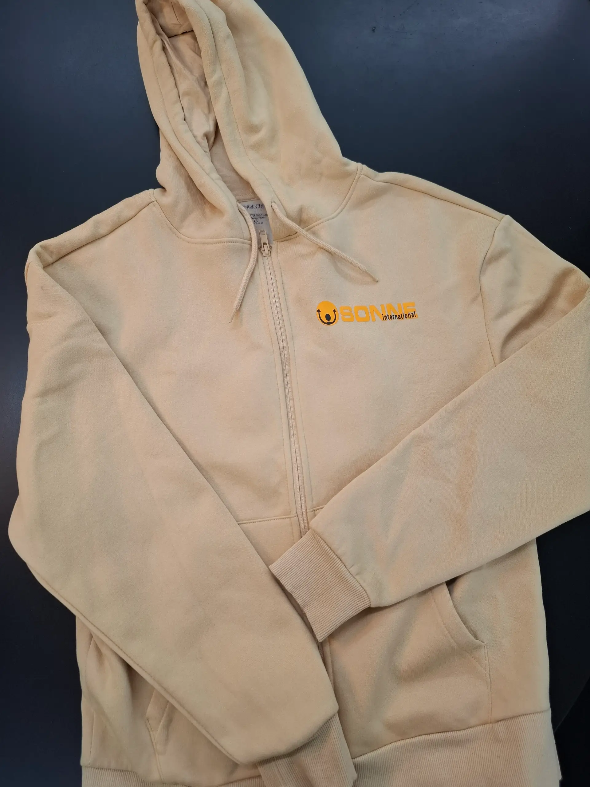 Hoody_Sozial Schenken Shop_c_SONNE-International 2025