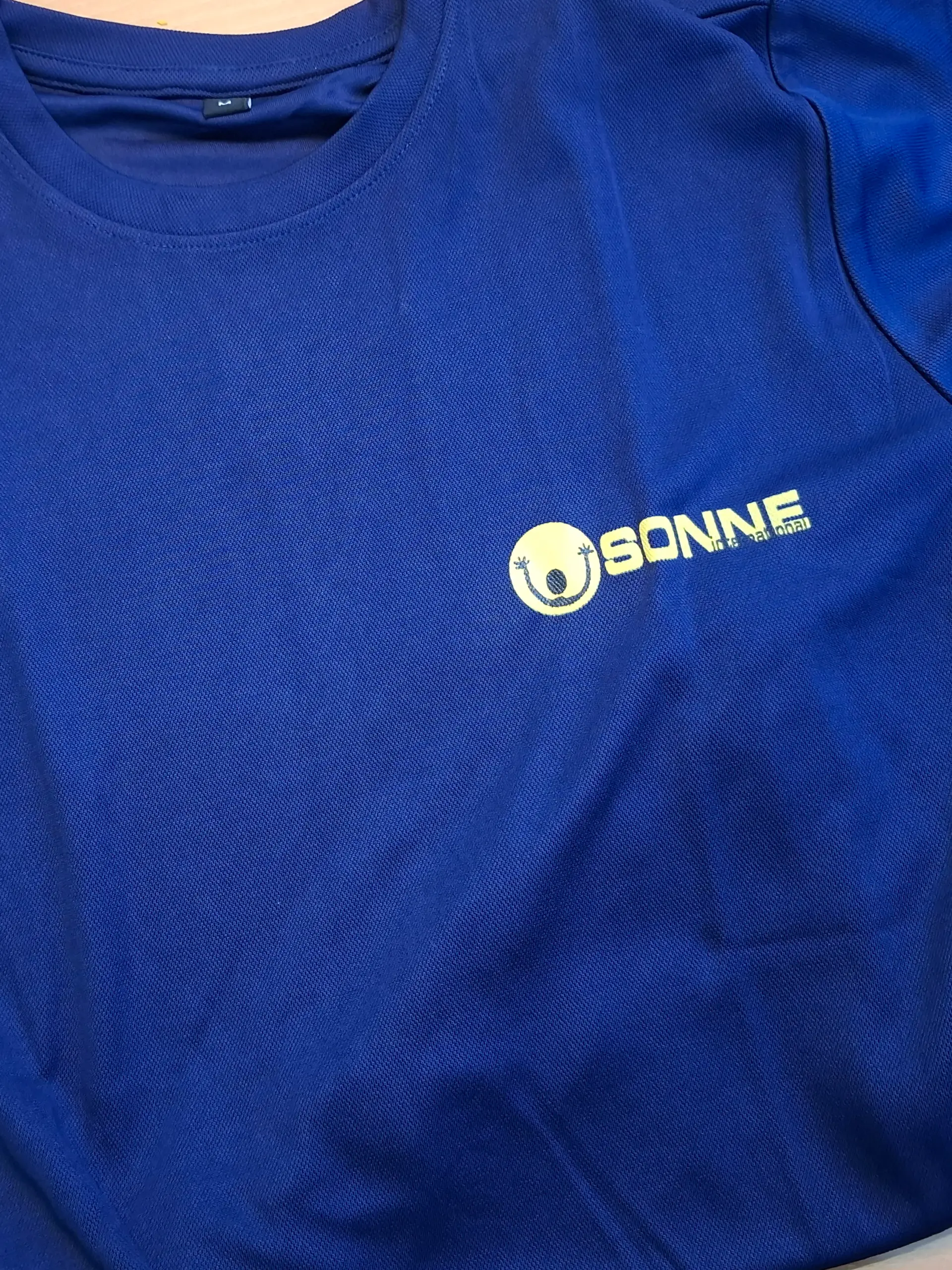 Shirt-Front_Sozial Schenken Shop_c_SONNE-International 2025 Shirt-Front