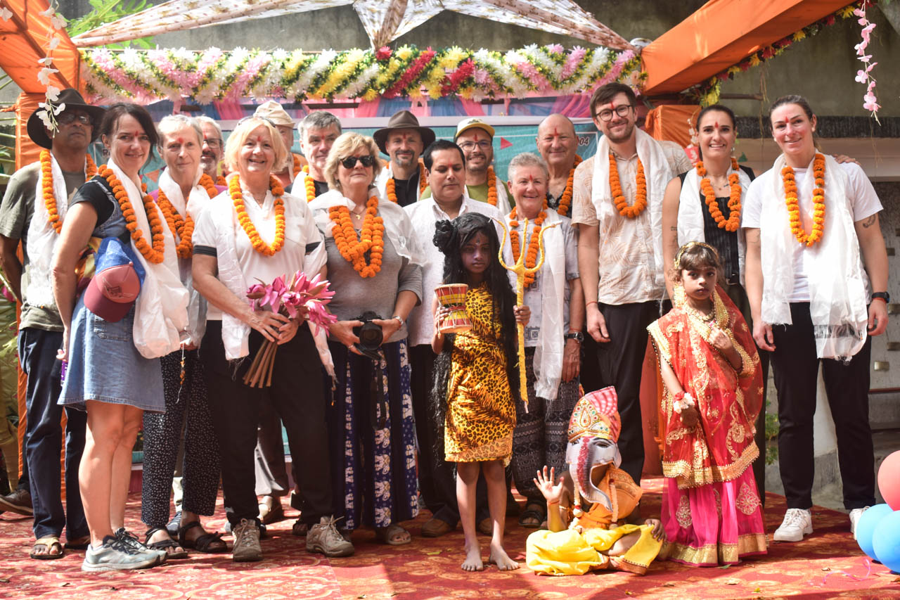 SONNE-International (c) 2025_Indien-0204 Reisegruppe mit Blumenkränzen