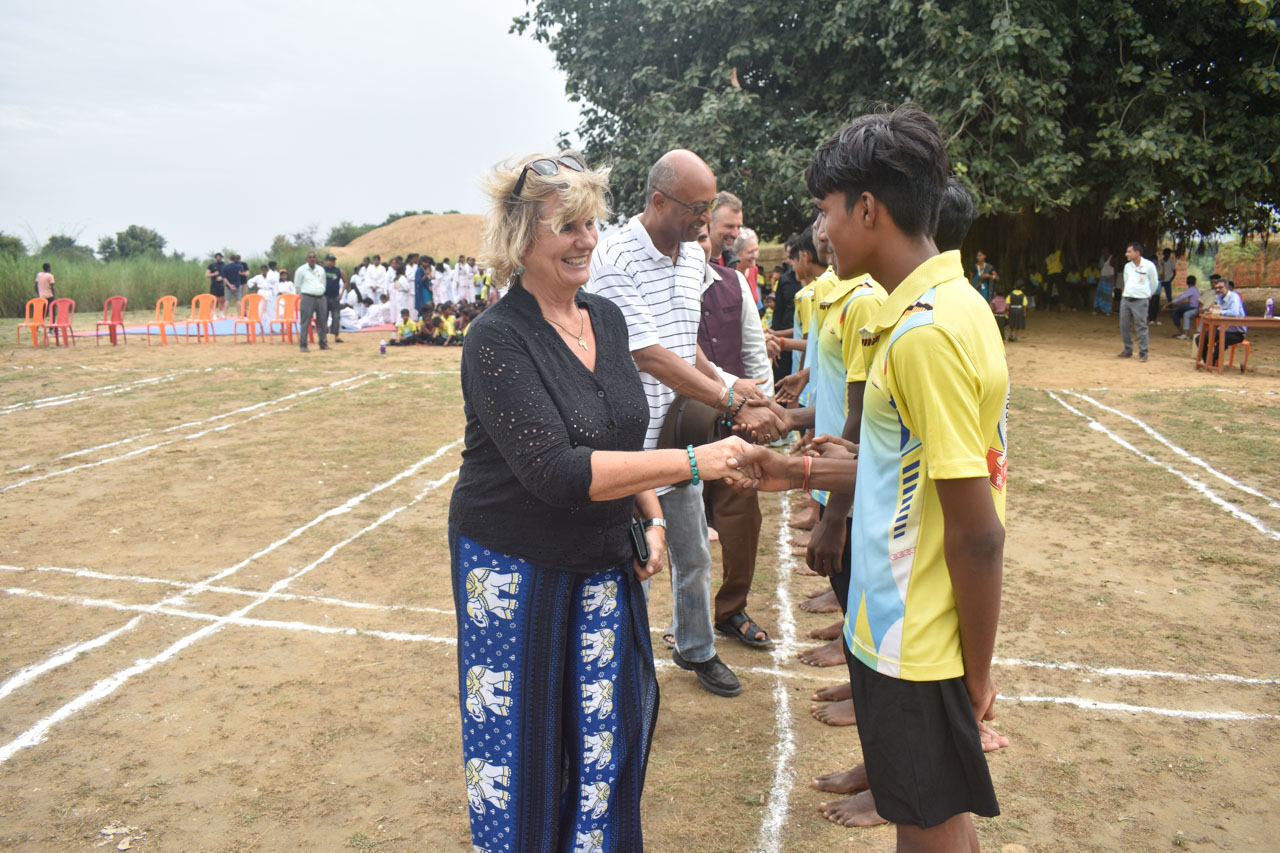 SONNE-International (c) 2025_Indien-0443 SONNE Reisende begrüßen die Kinder